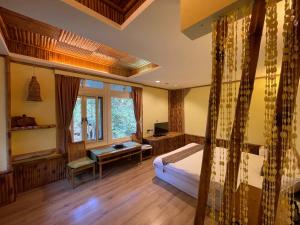 Schlafzimmer mit einem Bett, einem Schreibtisch und einem Fenster in der Unterkunft Fuyam tourist home in Hualing