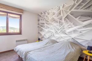 サント・マキシムにあるResidence des Coteaux du Preconilの白い壁のベッドルーム1室、ベッド1台が備わります。