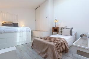 A bed or beds in a room at Ferrara Duplex Terrace Apartment x4