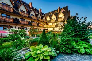 un giardino di fronte a un grande edificio di Pensjonat Maria 5 a Zakopane