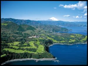 una vista aerea di un campo da golf vicino all'acqua di Kawana Hotel a Ito