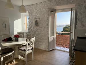 comedor con mesa y vistas al océano en Gran bilbao vistas impresionantes a estrenar, en Portugalete