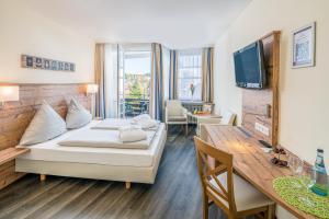 une chambre d'hôtel avec un lit et une table à manger dans l'établissement Hotel Waldachtal, à Waldachtal