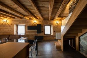 素蒂歐的住宿－CASA VACANZE RANUNCOLO 6，木墙和桌椅的房间