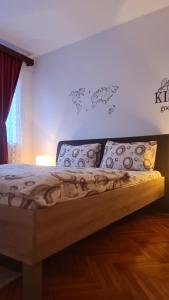um quarto com uma cama com almofadas em Apartament Maria em Turda