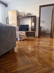 uma sala de estar com piso de madeira em Apartament Maria em Turda