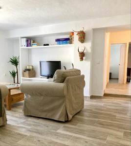 TV a/nebo společenská místnost v ubytování Puerta de la Villa Apartamento