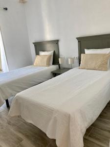 A bed or beds in a room at Puerta de la Villa Apartamento