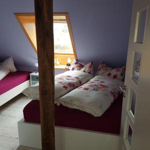 Säng eller sängar i ett rum på Gästehaus Peerhus Dönsel - Deensten