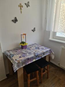 uma mesa com uma colcha numa sala em Apartament Maria em Turda