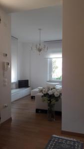 a living room with a vase of flowers in a room at Appartamento in Villa in Pesaro