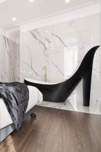 Postel nebo postele na pokoji v ubytování Legend Majestic - Baignoire chaussure - TV Miroir - Parking Privé GRATUIT