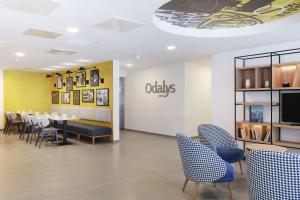 a dining room with a table and chairs at Appart Hotel Odalys City Toulouse Centre Compans Caffarelli in Toulouse