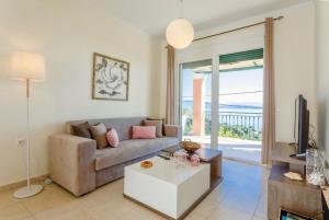 Ano Pyrgi的住宿－Luxury Villa Akti Barbati 3 with private pool，带沙发和电视的客厅