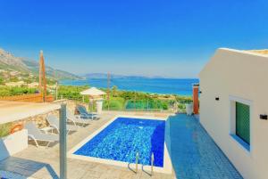 Villa con piscina y vistas al océano en Luxury Villa Akti Barbati 3 with private pool, en Ano Pyrgi