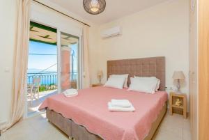 Postel nebo postele na pokoji v ubytování Luxury Villa Akti Barbati 3 with private pool + 15 fotografií