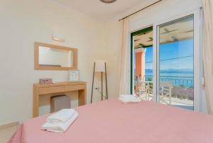 Postel nebo postele na pokoji v ubytování Luxury Villa Akti Barbati 3 with private pool
