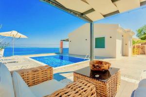 Bazén v ubytování Luxury Villa Akti Barbati 3 with private pool nebo v jeho okolí