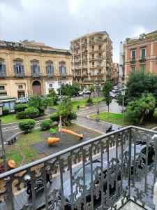 una vista de una ciudad con coches aparcados en una calle en Luxury B&B Iolanda, en Catania