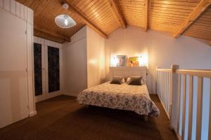 une chambre avec un lit avec deux oreillers dessus dans l'établissement Charmant appartement à deux pas de Saint Gilles Croix de Vie, à Saint-Gilles-Croix-de-Vie