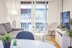 un soggiorno con divano e tavolo di Izpizua Apartment a San Sebastián