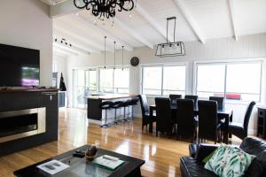 a living room with a couch and a table with chairs at WildLife Lodge Katoomba in Katoomba