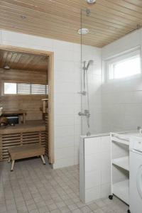 La salle de bains est pourvue d'une douche, d'un lavabo et de toilettes. dans l'établissement Tahko SPA Luxury Suite Orange B5 with Mountain View, à Tahkovuori