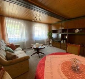 uma sala de estar com um sofá e uma mesa em Stadthaus Laucha em Laucha