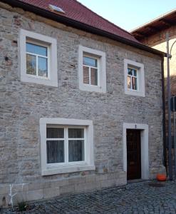uma casa de tijolos com janelas brancas e uma porta em Stadthaus Laucha em Laucha