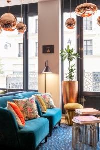 克拉馬爾的住宿－Residhome Paris Clamart，客厅配有蓝色的沙发和桌子
