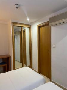 Postel nebo postele na pokoji v ubytování Hostal María