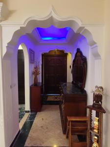 洪加達的住宿－Villa Rayan，一间设有紫色天花板的门的房间