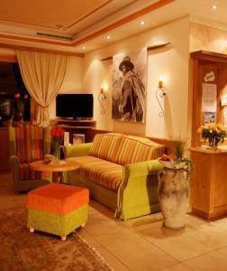 salon z kanapą i telewizorem w obiekcie Noldis Hotel w mieście Serfaus