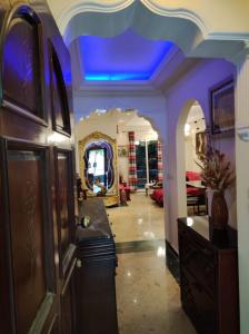 Pokój z korytarzem z niebieskim sufitem w obiekcie Villa Rayan w mieście Hurghada