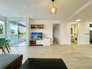 TV a/nebo společenská místnost v ubytování Playa San Juan Alicante luxurious home by the beach