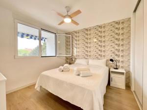 Postel nebo postele na pokoji v ubytování Playa San Juan Alicante luxurious home by the beach + 21 fotografií