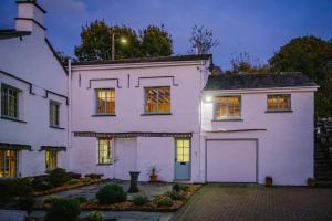 Imagen de la galería de Stunning cottage Grade 2 listed with parking and Hot Tub, en Bowness-on-Windermere