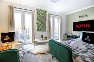 Luxury House - Sleeps 12 - Smart TVs, Fast Wifi, Garden and Free Parking by Yoko Property tesisinde bir oturma alanı