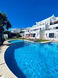 una gran piscina frente a un edificio en Ocean View Skyline Apartment ‚Hakuna Matata‘, en Albufeira
