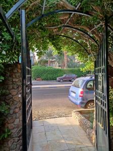 otwarta brama z samochodem zaparkowanym na ulicy w obiekcie Villa Rayan w mieście Hurghada