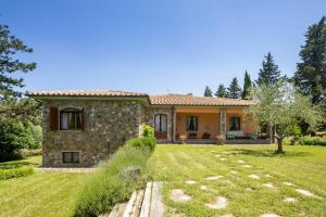 una casa de piedra con un patio delante en Casa del Dottore by VacaVilla, en Celle sul Rigo