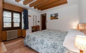 1 dormitorio con cama y ventana grande en Hotel Sport Cafe, en Sauze dʼOulx