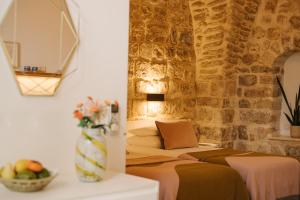 Postel nebo postele na pokoji v ubytování Azamra Inn Tzfat