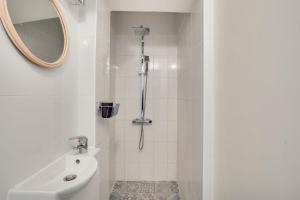 W łazience znajduje się prysznic, toaleta i lustro. w obiekcie Appartement charmant entièrement équipé w mieście Ivry-sur-Seine