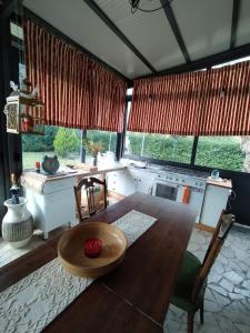 una cocina con una mesa de madera con un tazón. en Casa Privata Villa Roberta en Fontechiari