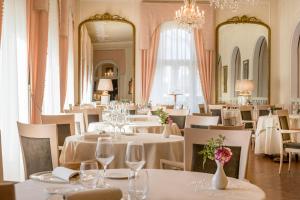 Grand Hotel Rimini餐厅或其他用餐的地方