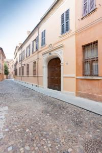 pusta ulica przed budynkiem w obiekcie PALAZZO SABBIONI SUITE DEL CONTE Elegant Suite In Old Monastery City Center w mieście Ferrara