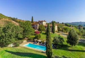 una vista aérea de una villa con piscina en Villa Il Cerretaccio, en Monti di Sotto