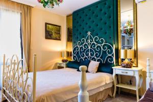 布尔加斯CASA ARTA的卧室里有一张带蓝色床头板的大床