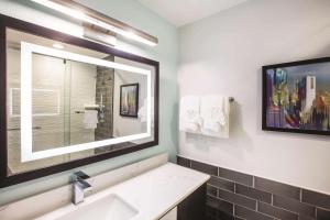 uma casa de banho com um lavatório e um espelho em Holiday Inn Express - Dallas Downtown, an IHG Hotel em Dallas